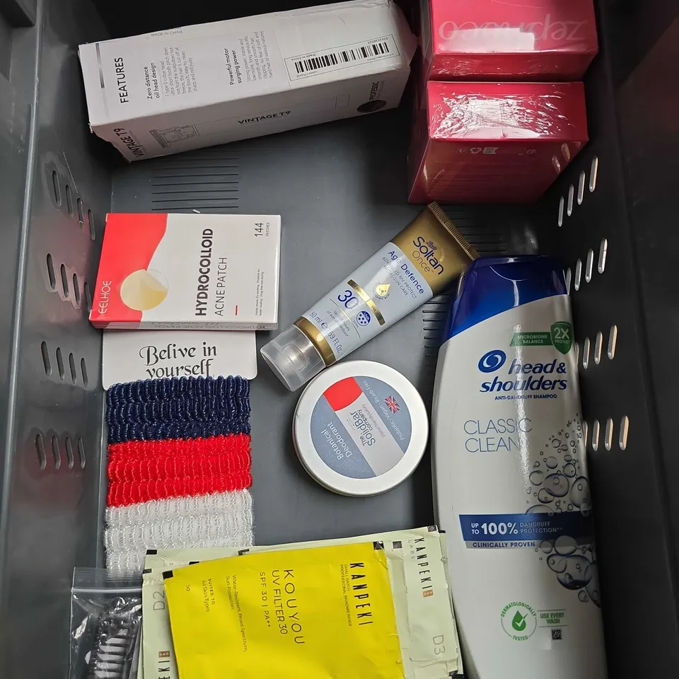 APPROXIMATELY 20 ASSORTED HEALTH & BEAUTY PRODUCTS TO INCLUDE - ONLYTANS INTENSIFYING GEL - GHOSTBOND WIG GLUE - NUUD DEODORANT - ETC