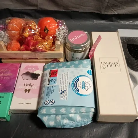 APPROXIMATELY 15 ASSORTED HEALTH & BEAUTY PRODUCTS TO INCLUDE HAIR BRUSHES, GRUUM AND CANDLES & OUD 