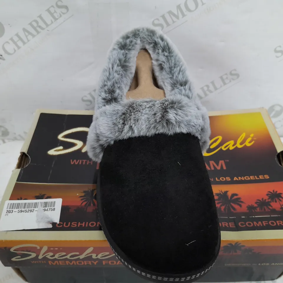 BOXED PAIR OF SKECHERS CALI SLIPPERS IN BLACK/GREY - UK 4