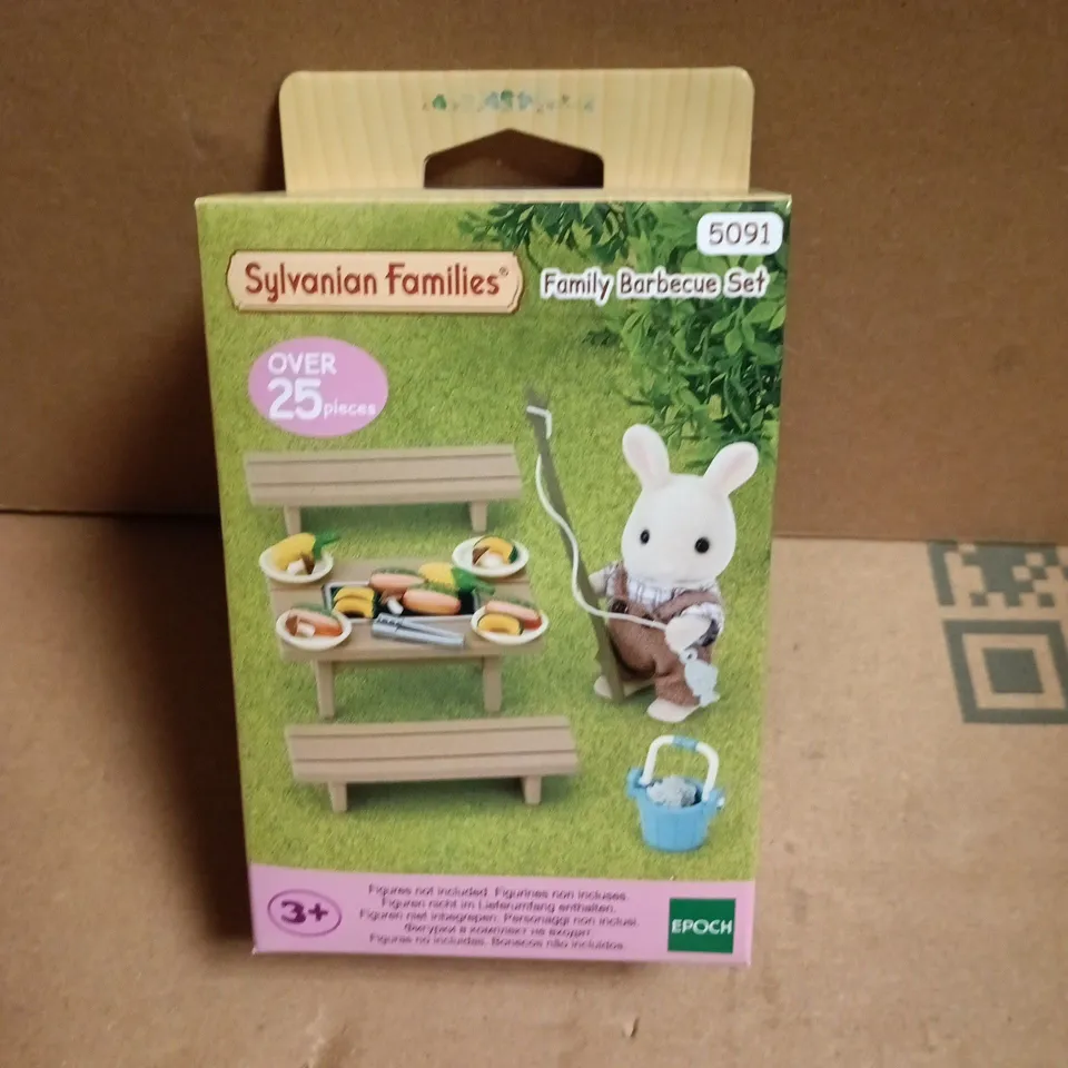 SYLVANIAN FAMILIES FAMILY BARBECUE SET WITH BUNNY FIGURE – 25+ PIECES (BOXED)