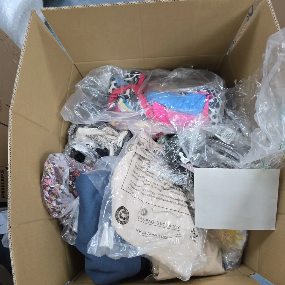 BOX OF APPROXIMATELY 20 ASSORTED CLOTHING ITEMS TO INCLUDE: BENETTI BAG 