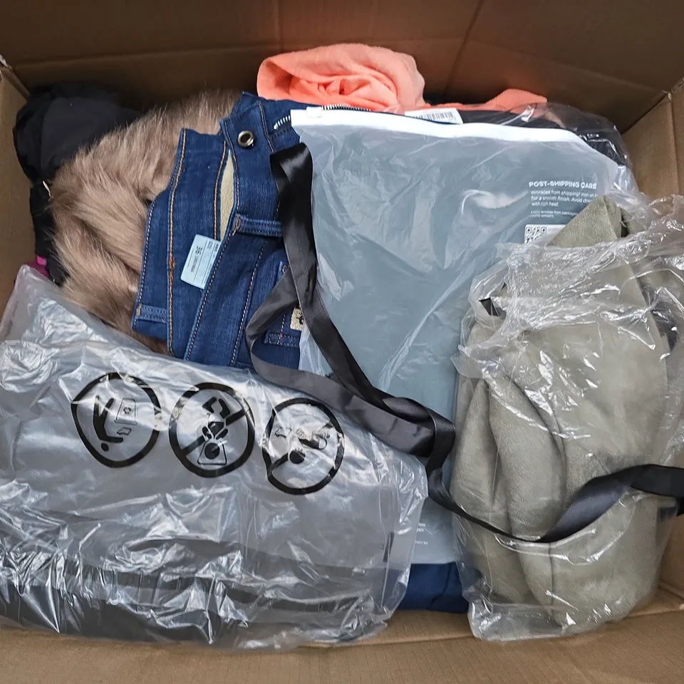 APPROXIMATELY 25 ASSORTED CLOTHING ITEMS IN VARIOUS SIZES, STYLES & COLOURS TO INCLUDE BRANDS SUCH AS BLOOMCHIC, PIECES, & OTHER STORIES, ETC - COLLECTION ONLY