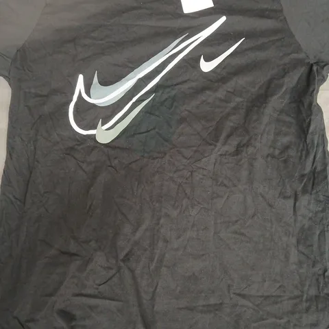 NIKE MENS LOGO T-SHIRT IN BLACK - L