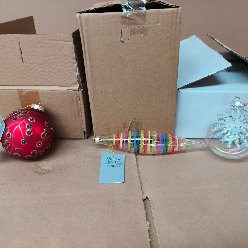 APPROXIMATELY 10 BOXED SETS OF GISELA GRAHAM CHRISTMAS DECORATIONS TO INCLUDE SNOWFLAKE BAUBLE, FLORAL BAUBLE, RAINBOW DROP DECORATION, ETC
