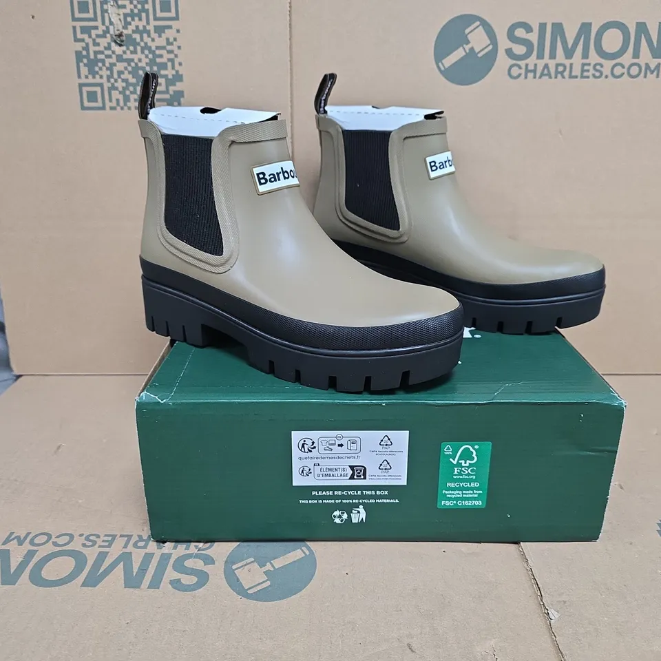 BOXED PAIR OF BARBOUR HALTON WELLINGTON BOOTS IN BROWN SIZE 6