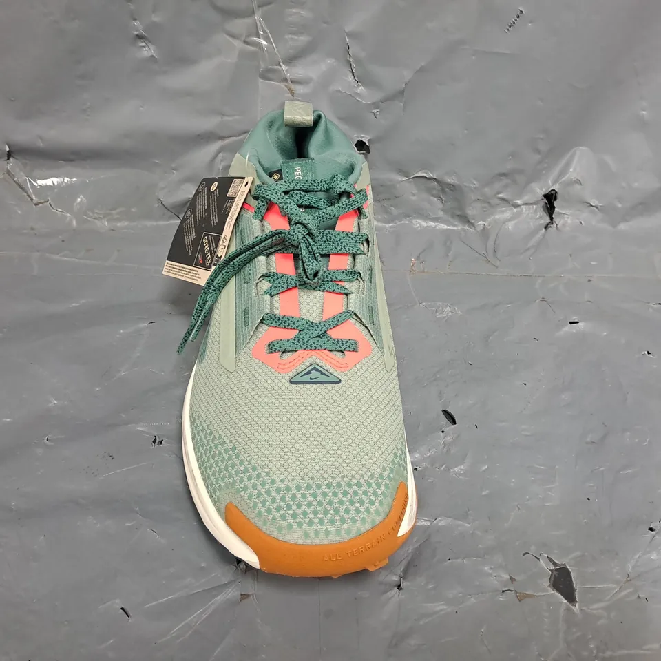 BOXED PAIR OF NIKE PEGASUS TRAIL T GTX SHOES IN GREEN/MULTI SIZE UK 7