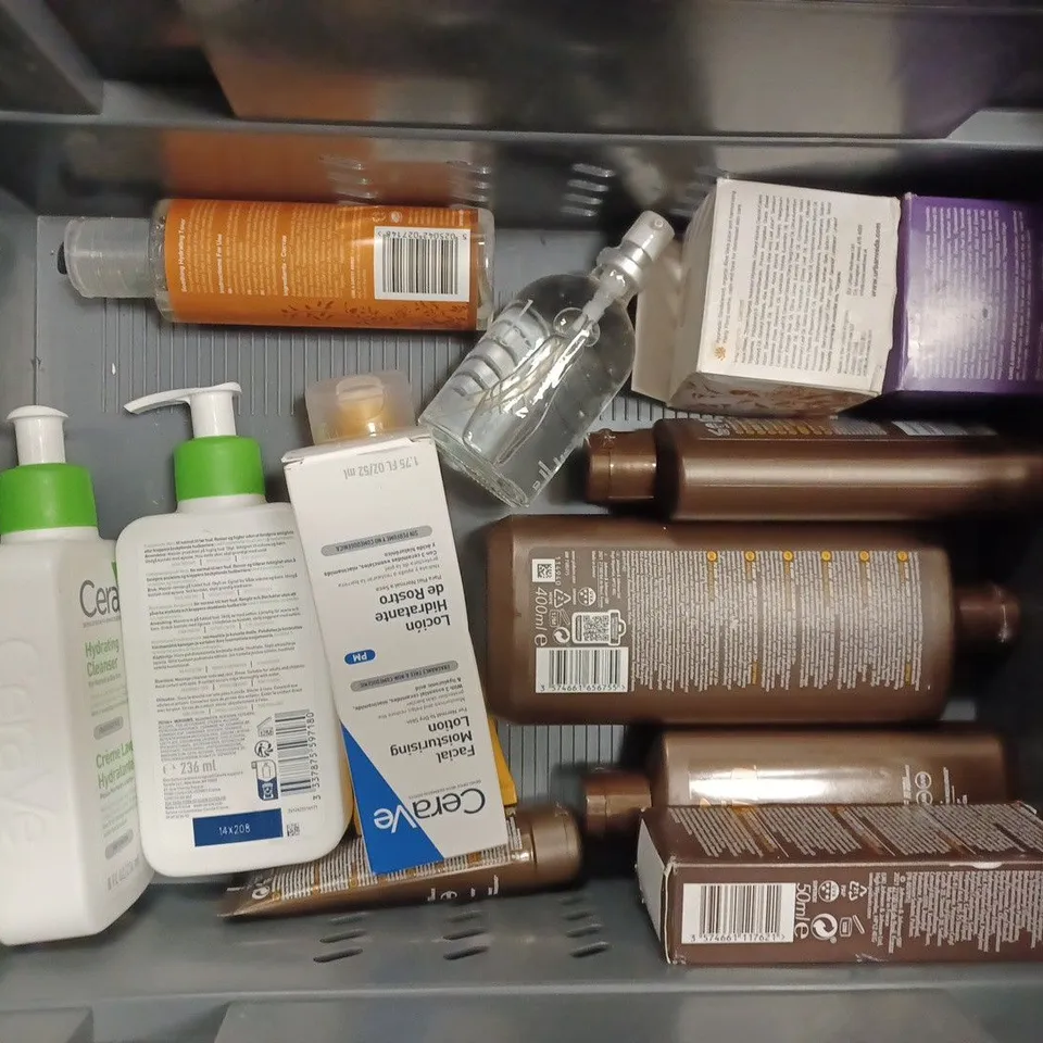 BOX OF APPROX 16 ASSORTED HEALTH AND BEAUTY ITEMS TO INCLUDE - PIZ BUIN SKIN LOTION 50+ - UBERLUDE LUXURY LUBRICANT SILICONE 100ML - CERAVE HYDRATING CLEANSER ECT