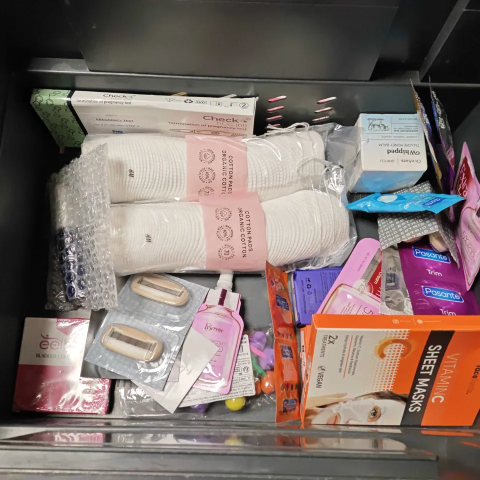 LOT OF ASSORTED HEALTH AND BEAUTY ITEMS TO INCLUDE SILVINA SHAMPOO, BIOREPAIR TOOTHPASTE AND AKT DEODERANT