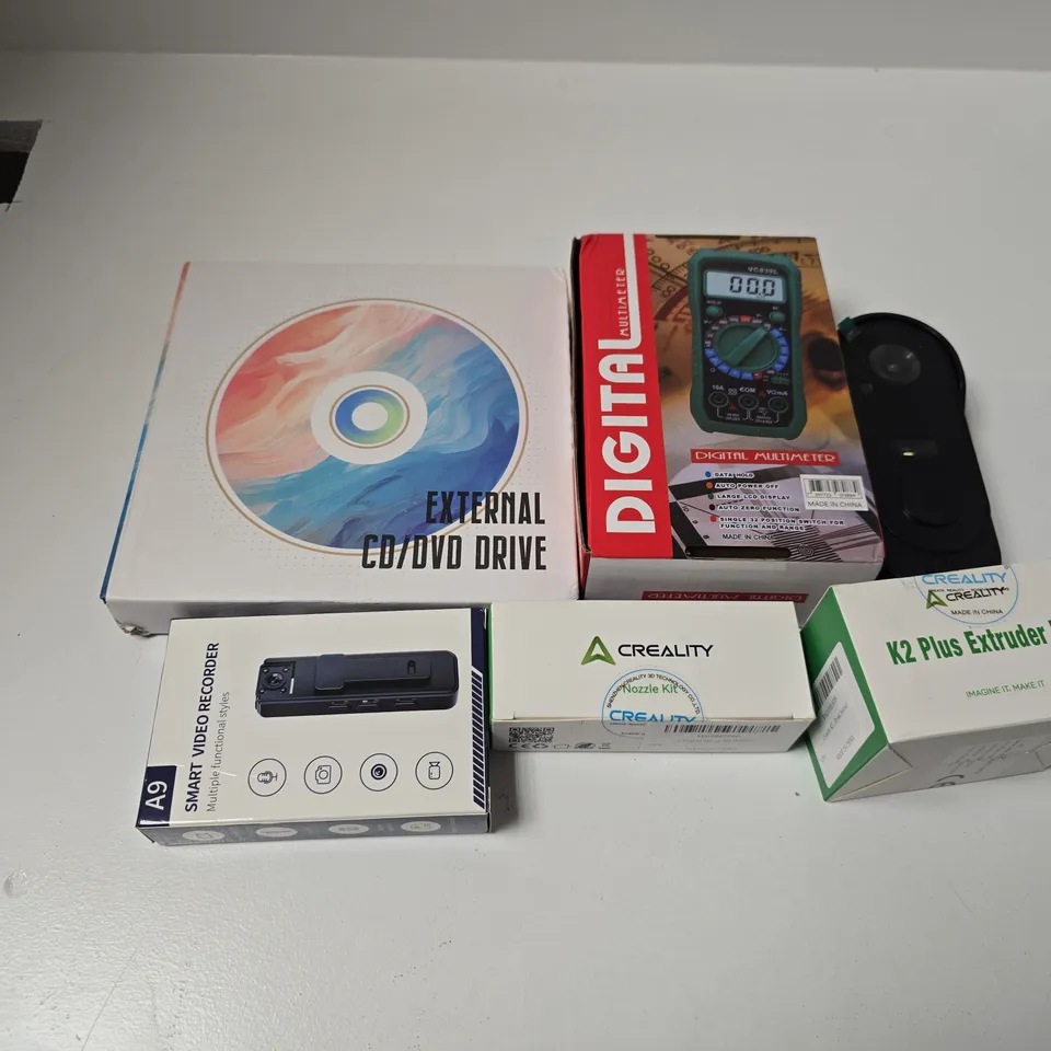 APPROXIMATELY 12 ASSORTED ELECTRICAL ITEMS TO INCLUDE SMART VIDEO RECORDER, DIGITAL MULTIMETER, EXTENAL CD/DVD DRIVE, ETC