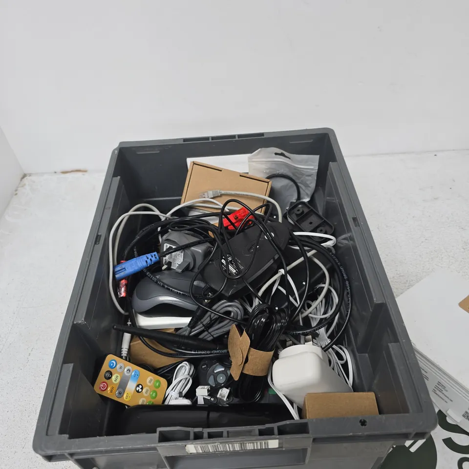 TOTE OF APPROXIMATELY 12 ASSORTED ITEMS TO INCLUDE: SKY ROUTER