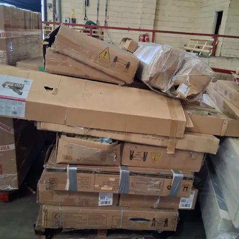 PALLET OF ASSORTED FURNITURE AND PARTS TO INCLUDE; WOODEN LOOKOUT TOWER PARTS AND TRAMPOLINE PARTS