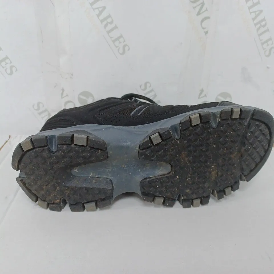 BOXED PAIR OF SKECHERS MEN'S CROSSBAR OUTDOOR SHOE TRAINERS IN BLACK SIZE 7