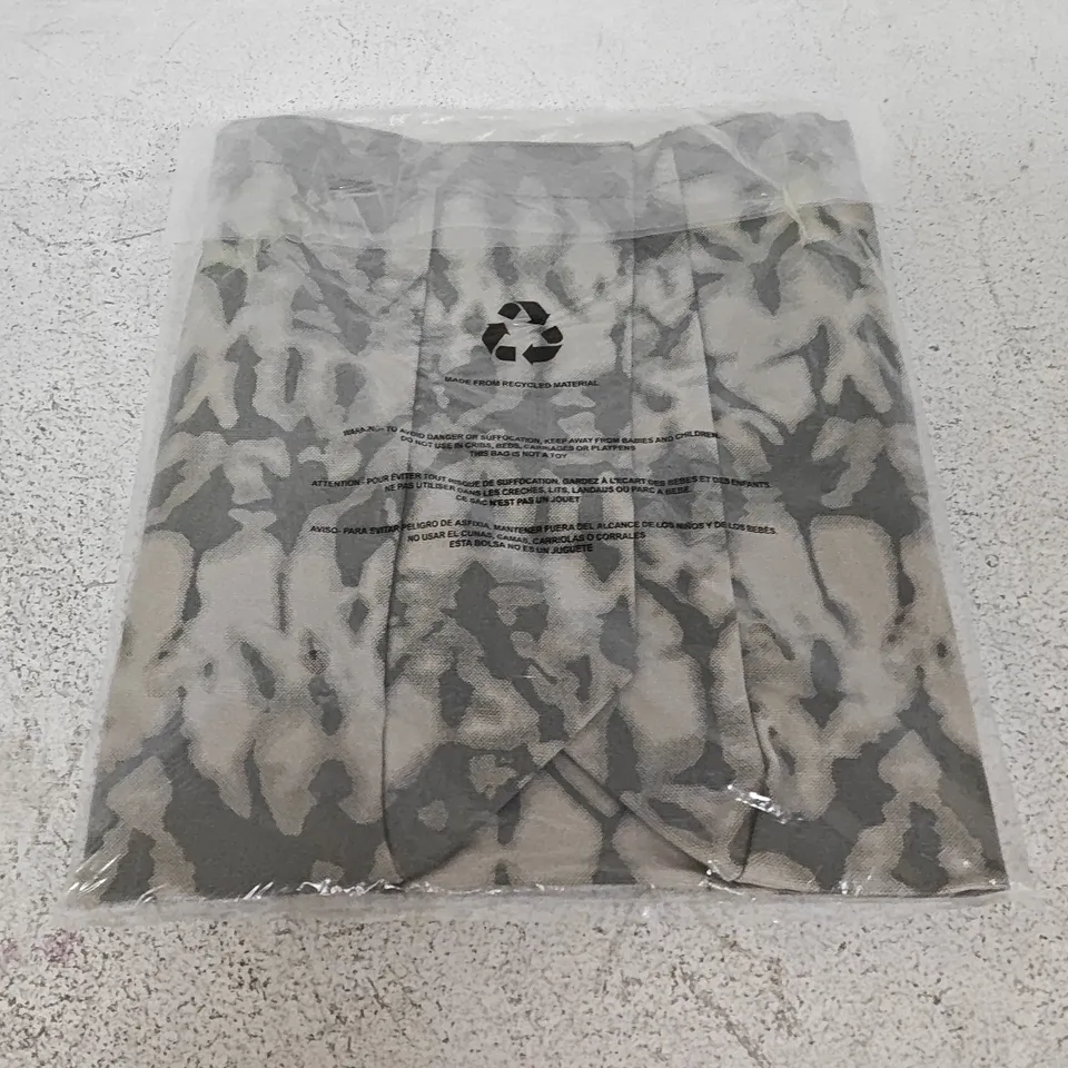 ALO YOGA SHOPPER TOTE BAG – GREY TIE-DYE – ONE SIZE (NEW/SEALED)
