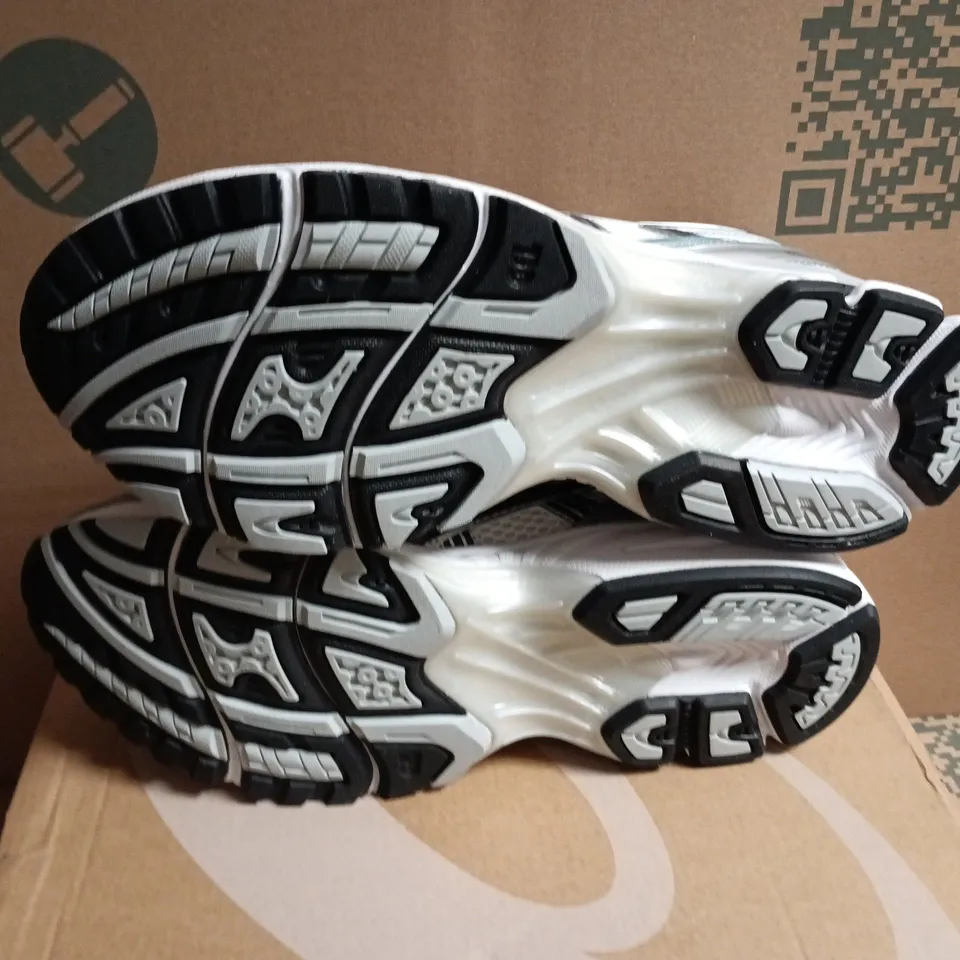 ASICS GEL-KAYANO 14 TRAINERS – UK 9 (US 10), WHITE/FJORD GREY