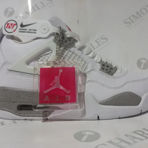 PAIR OF NIKE AIR TRAINERS IN WHITE/GREY UK SIZE 6