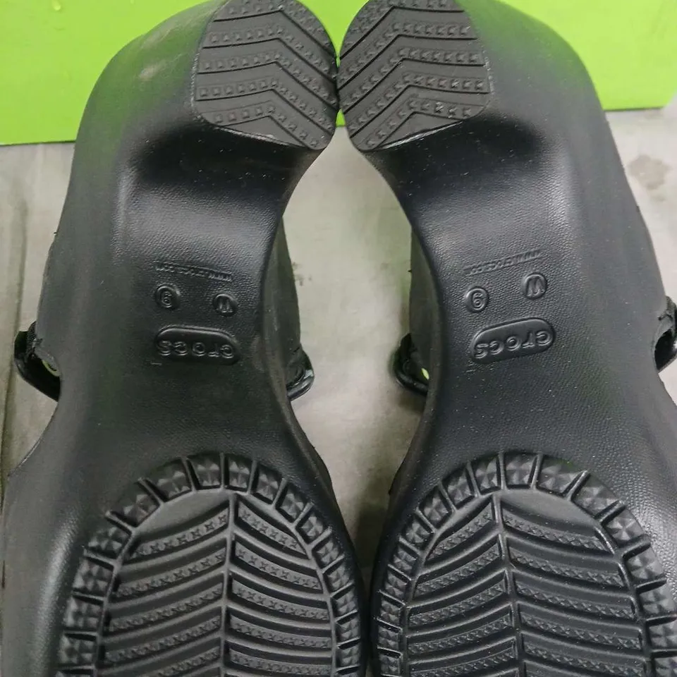 CROCS CYPRUS WEDGE HEEL SANDALS – BLACK, WOMEN’S UK 7 (EU 39-40)