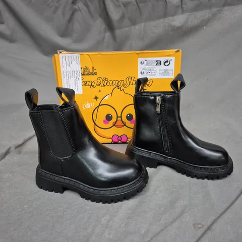 BOXED PAIR OF MENGXIANGSHANG ZIP UP KIDS BOOTS SIZE 26