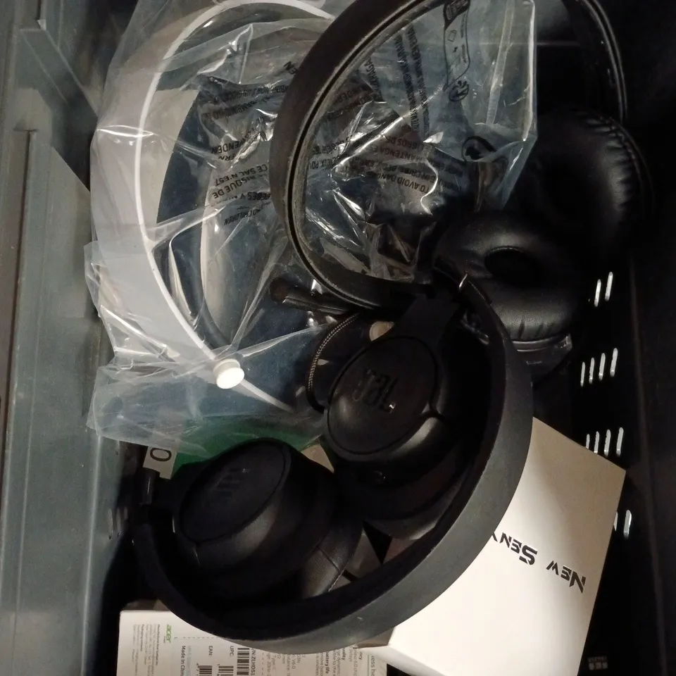 APPROXIMATELY 10 ASSORTED WIRED & WIRELESS HEADPHONES 