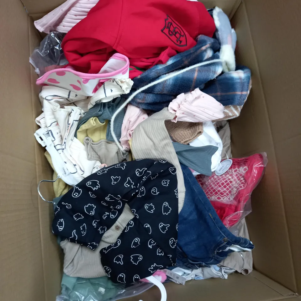 BOX OF ASSORTED CHILDRENS CLOTHING VARYING IN SIZE/COLOUR/STYLE TO INCLUDE:  TOPS, DRESSES, JUMPERS