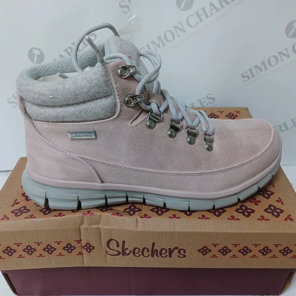 BOXED PAIR OF SKECHERS SYNERGY WARM BOOTS IN BLUSH - SIZE 5.5