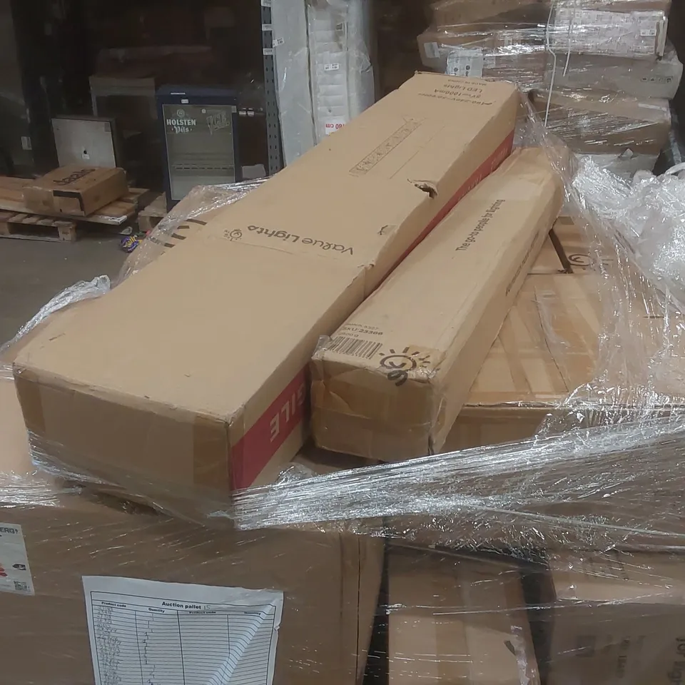 PALLET CONTAINING A VERY LARGE QUANTITY OF ASSORTED DESIGNER LIGHTING PRODUCTS