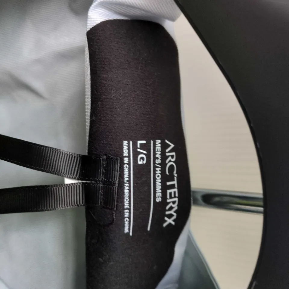 ARC'TERYX MEN'S LIGHT BLUE  SHELL JACKET WITH HOOD – LG