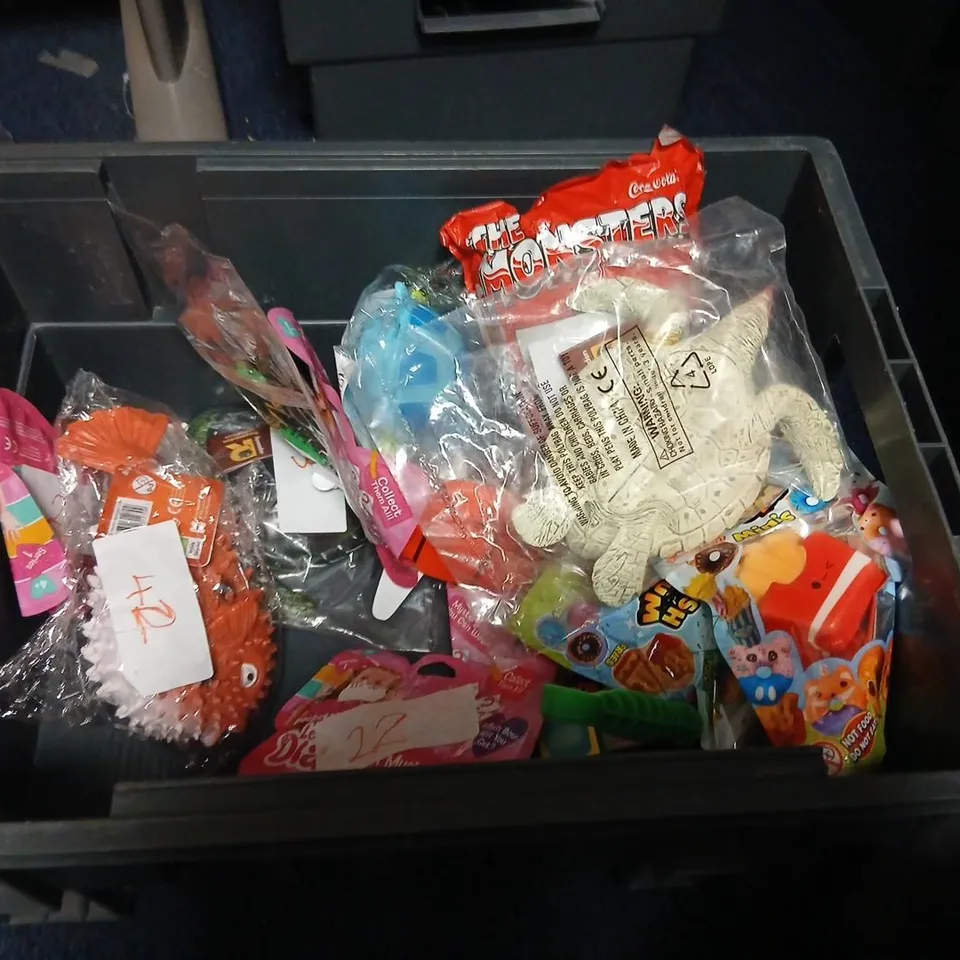 LARGE QUANTITY OF ASSORTED TOYS AND ACCESSORIES TO INCLUDE; THE MONSTERS COCA COLA, SCRUNCHEMS MINI NEON SQUISH BALLS, LEGO, LOVE DIANA POCKET WATCH MYSTERY BOW, PULL BACK HOT ROD AND MYSTERY DUMPLING