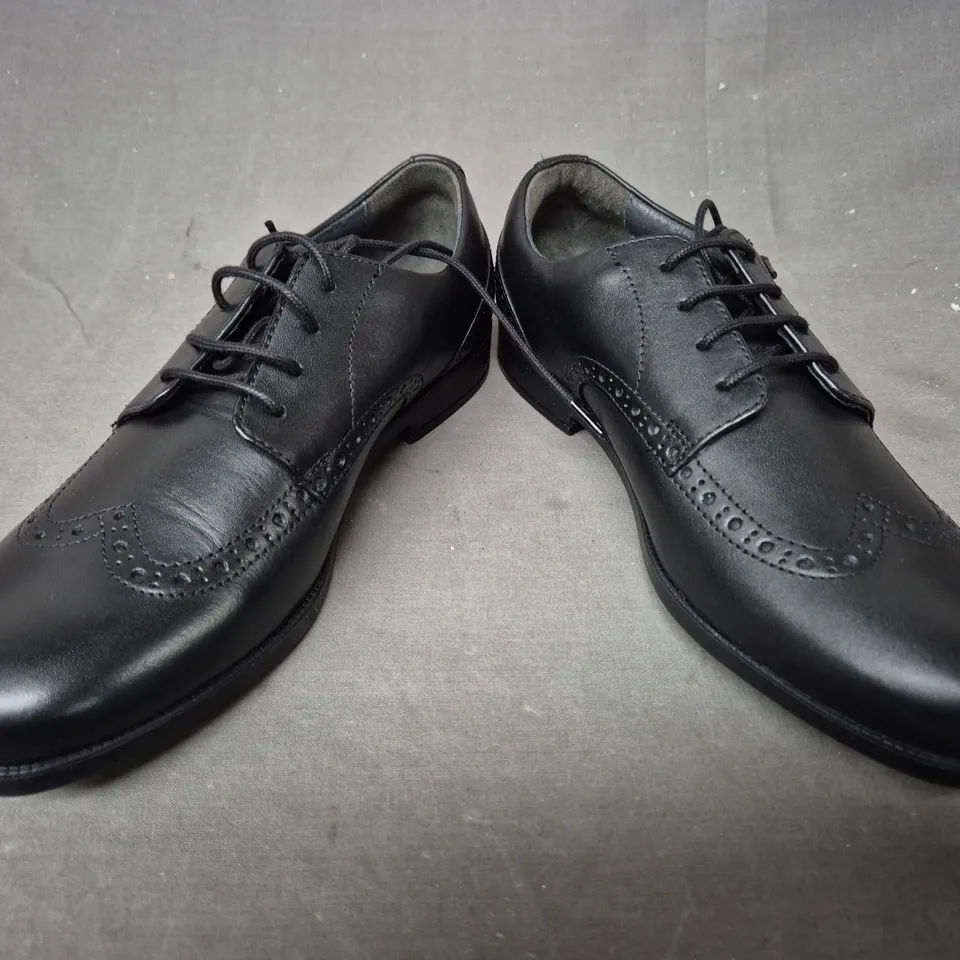 BOXED PAIR OF START RITE LACE UP SHOES IN BLACK EU SIZE 39