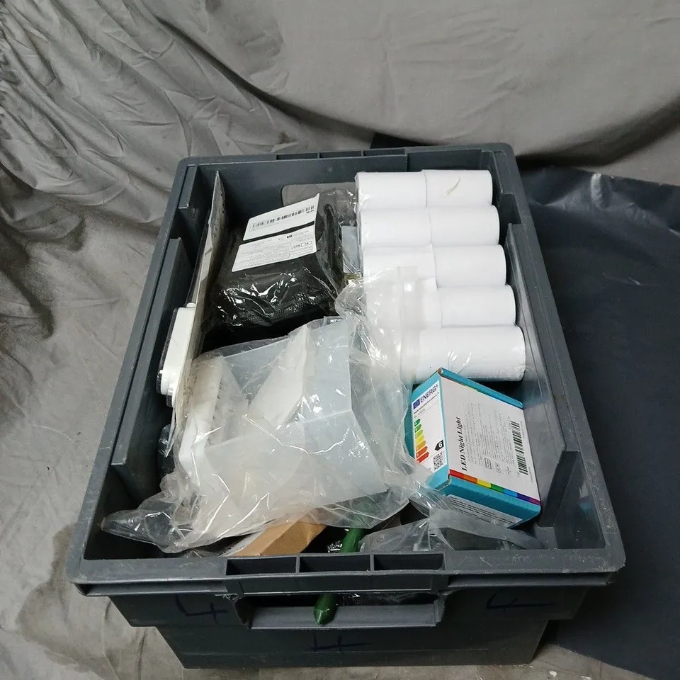 APPROXIMATELY 18 ASSORTED HOUSEHOLD ITEMS TO INCLUDE THERMOMETER, TILL RECEIPT ROLLS, LED NIGHT LIGHT, INSTANT ICE THERAPY ETC