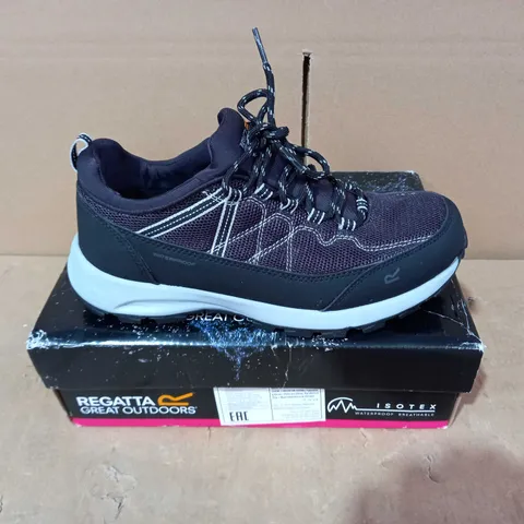 BOXED PAIR OF REGATTA BOOTS - SIZE 5