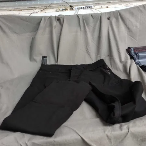 BOX OF APPROXIMATELY 25 ASSORTED CLOTHING ITEMS INCLUDING BLACK JEANS , FLORAL PATTERN CARDIGAN AND VATAN BELT 