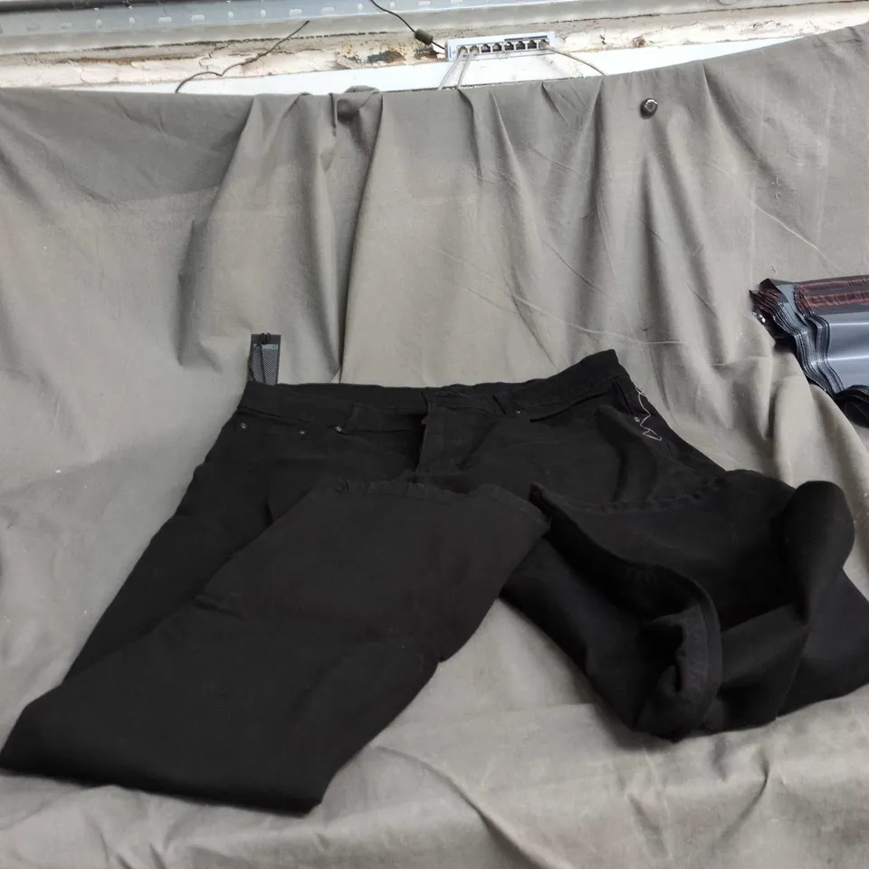 BOX OF APPROXIMATELY 25 ASSORTED CLOTHING ITEMS INCLUDING BLACK JEANS , FLORAL PATTERN CARDIGAN AND VATAN BELT