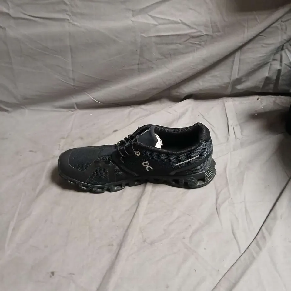 ON RUNNING BLACK MEN'S TRAINERS – SIZE UK 7.5