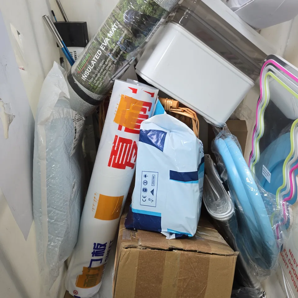 APPROXIMATELY 15 ASSORTED HOUSEHOLD PRODUCTS TO INCLUDE TOILET SEAT, MIRROR, INSULATED MAT ETC