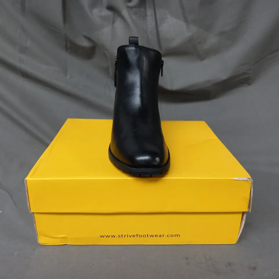 BOXED PAIR OF STRIVE SANDRINGHAM ZIP CHELSEA BOOTS IN BLACK SIZE 6