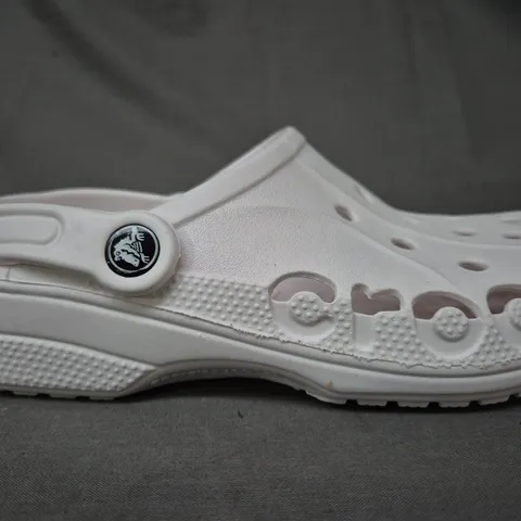 PAIR OF CROCS BAYABAND CLOGS IN WHITE UK SIZE M4/W5