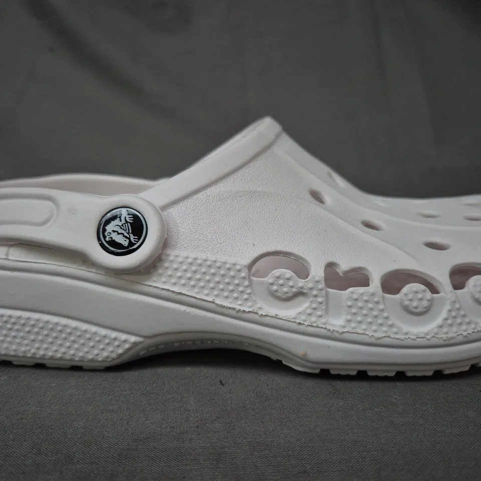 PAIR OF CROCS BAYABAND CLOGS IN WHITE UK SIZE M4/W5