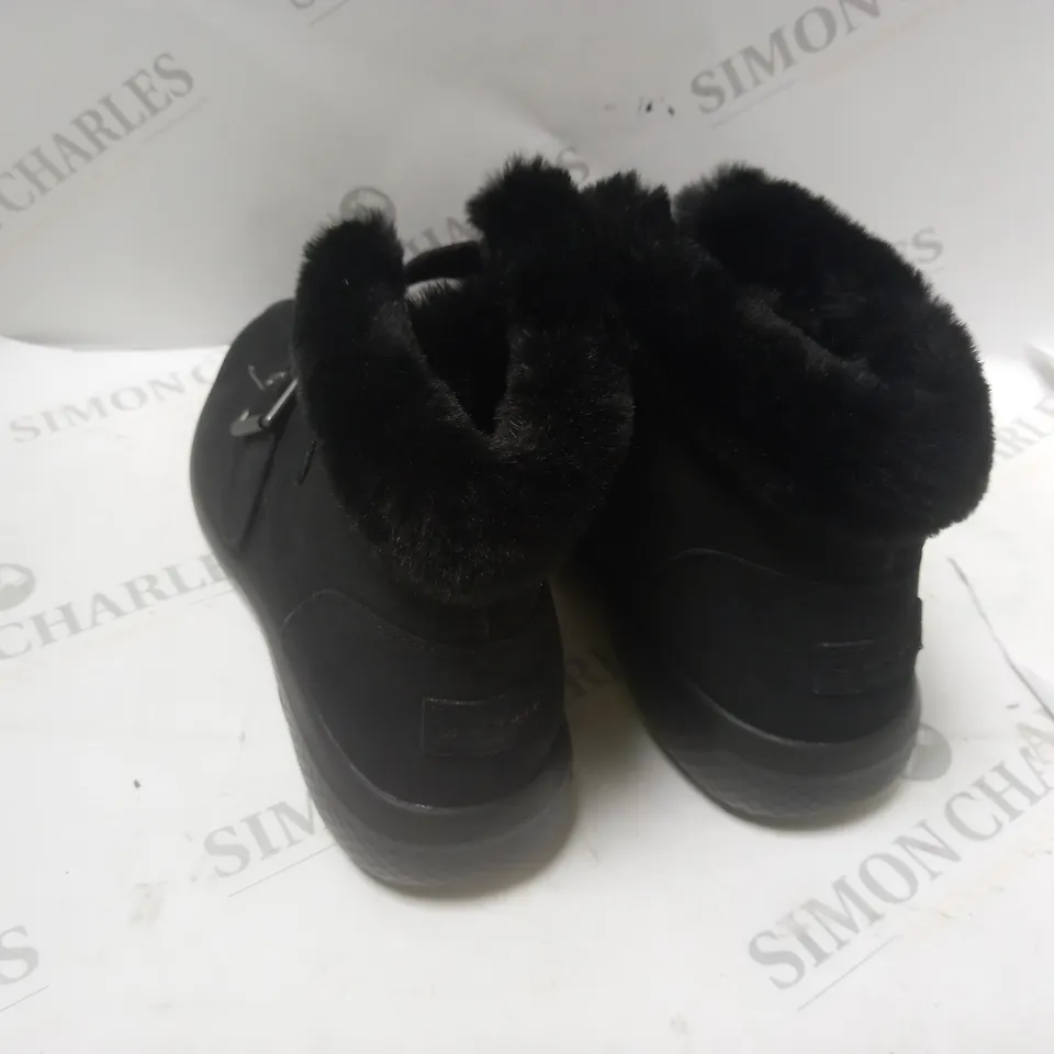 BLACK FLUFFY WINTER BOOTS - SIZE 6