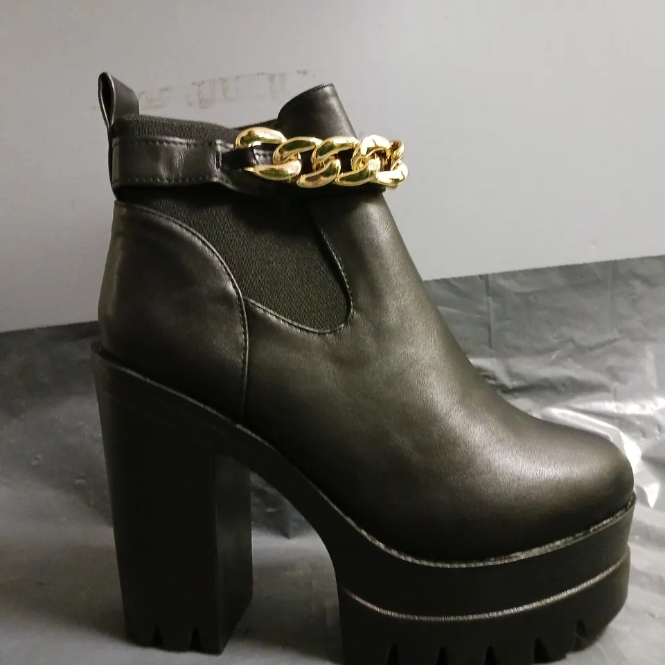 BOXED PAIR OF UNBRANDED HIGH BLOCK HEEL SHOES IN BLACK W. GOLD PLASTIC CHAIN DETAIL SIZE EU 38