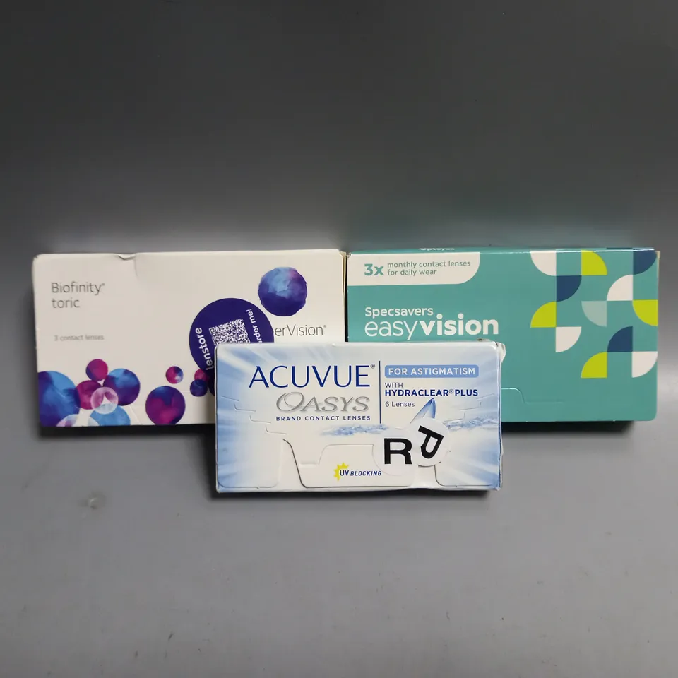 APPROXIMATELY 30 ASSORTED CONTACT LENS PRODUCTS TO INCLUDE COOPER VISION BIOFINITY TORIC 3 PCS, ACUVUE OASYS 6PCS, SPECSAVERS EASY VISION 