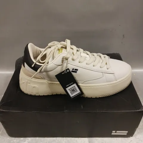 BOXED PAIR OF D.FRANKLIN COURT TENNIS SHOES - 8.5