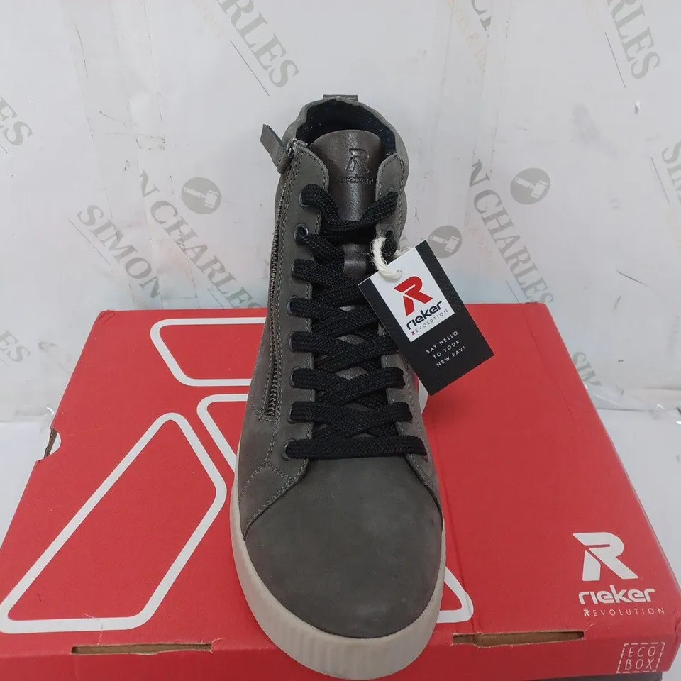 BOXED RIEKER SIDE ZIP TRAINER BOOT IN GREY - 40