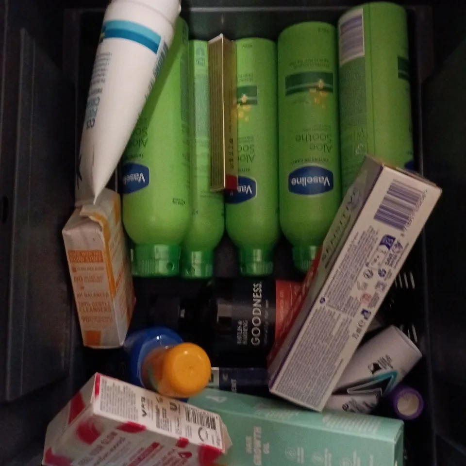 APPROXIMATEY 20 ASSORTED HEALTH AND BEAUTY PRODUCTS TO INCLUDE - RADOX MUSCLE SOAK - CHAMPNEYS BATH MILK AND MILTON ANTIBACTERIAL SURFACE WIPES