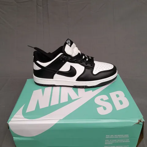 BOXED PAIR OF NIKE DUNKS LOW PANDA SIZE UK 6