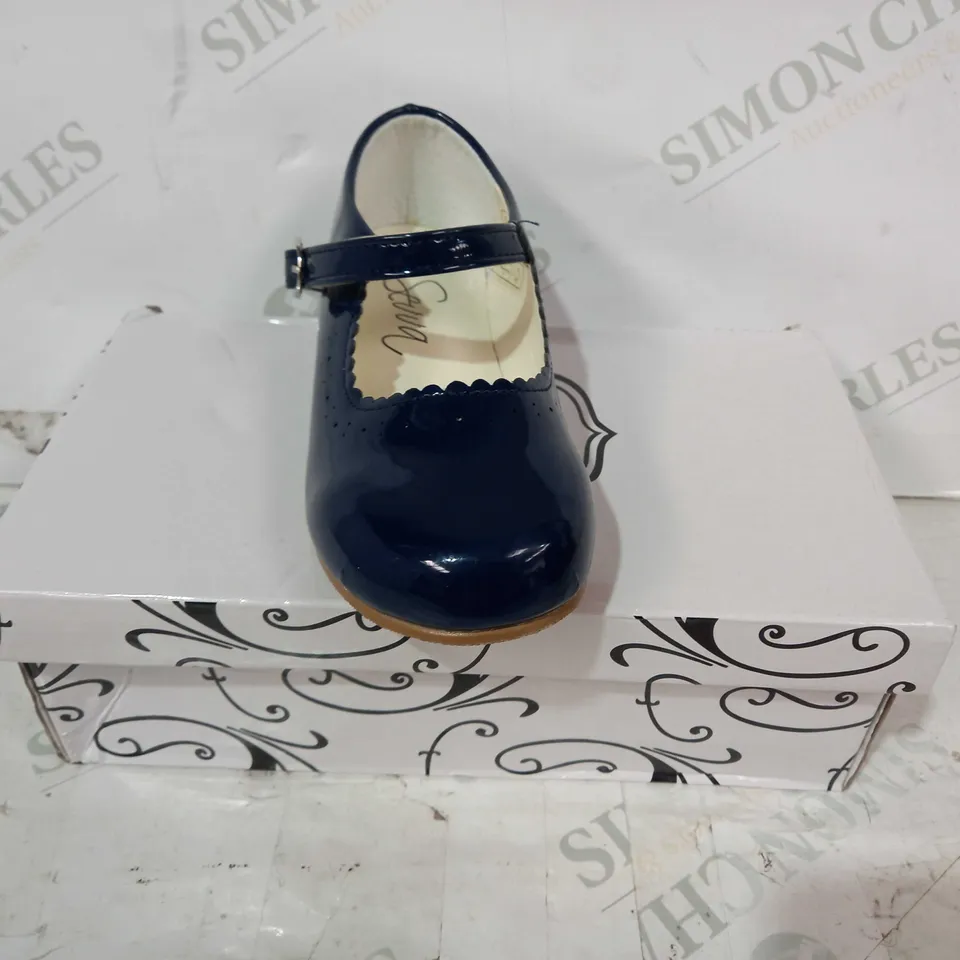 BOXED PAIR OF SEVVA CHILDREN'S SHOES IN NAVY SIZE 11