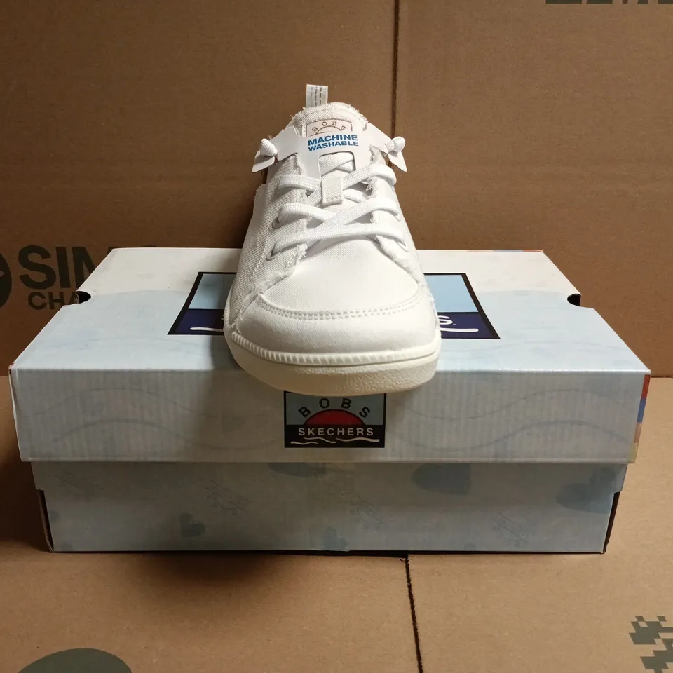 BOXED PAIR OF BOBS SKECHERS SHOES IN WHITE SIZE UK 7