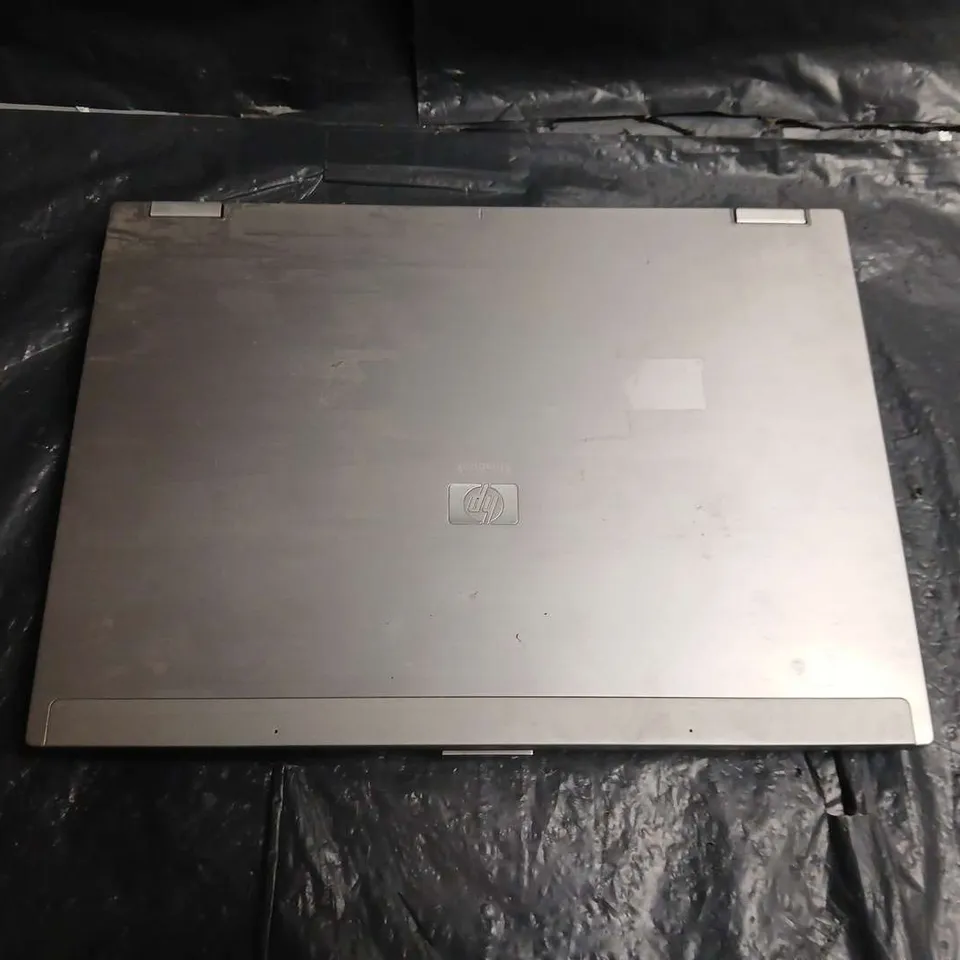 HP LAPTOP WITH EXPOSED INTERNALS – SCREEN OPEN - MODEL UNSPECIFIED