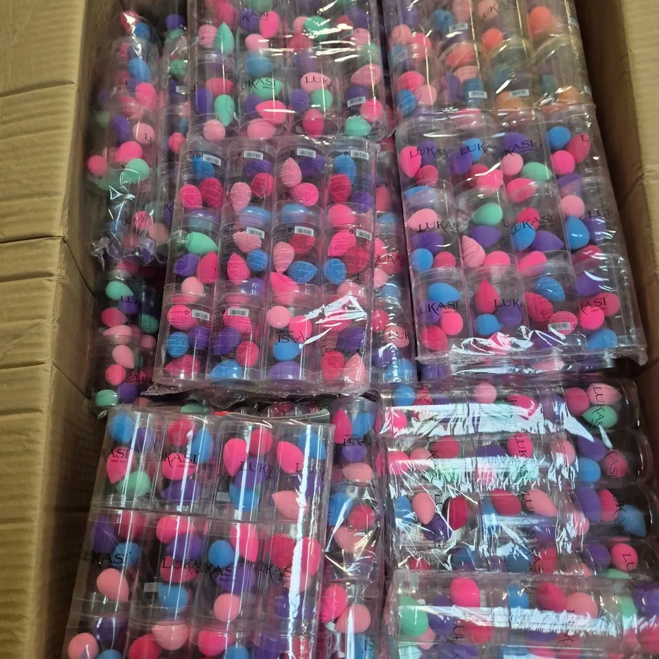 BOX OF 15 ASSORTED MAAKEUP BRUSHES