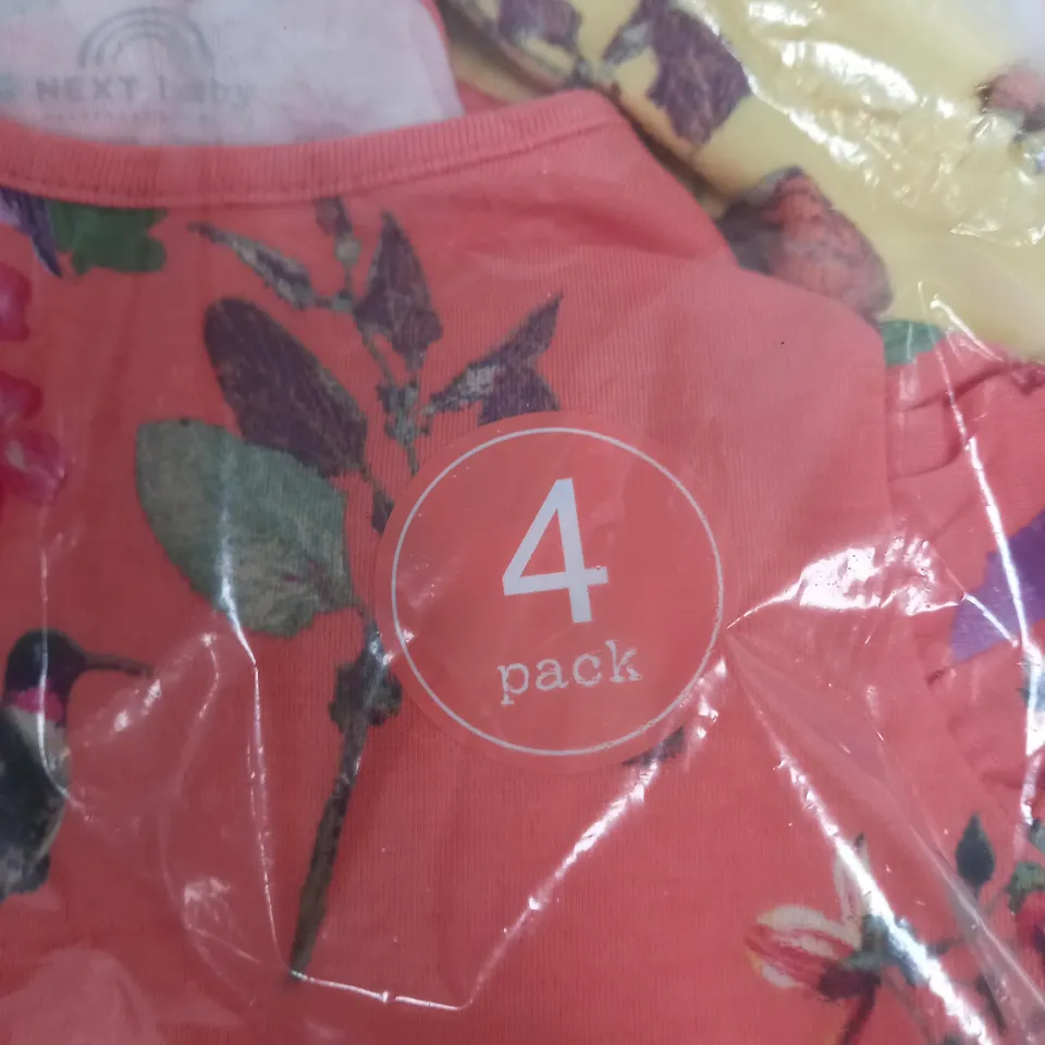 4 PACK OF BABY CLOTHES INCLUDING 4 DIFFERENT COLOURS 3-6MONTHS