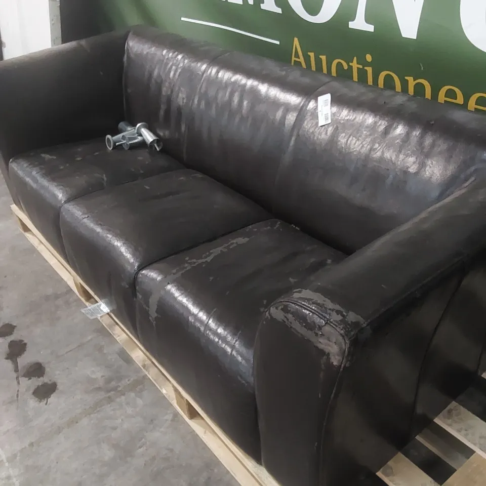 DESIGNER 3 SEATER LEATHER UPHOLSTERED SOFA 